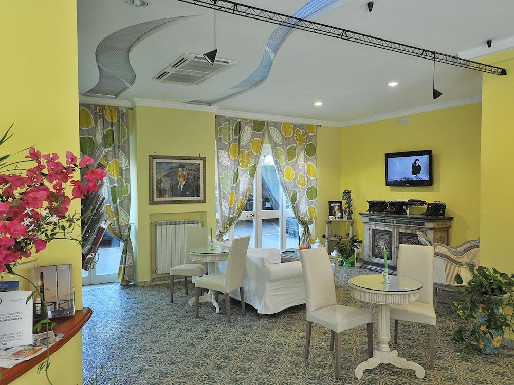 Hotel Miramare ไมยอรี ภายนอก รูปภาพ